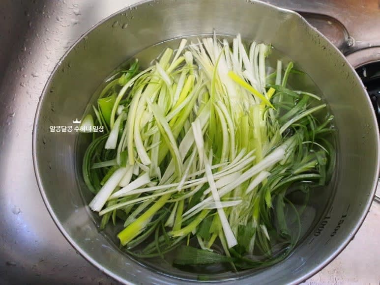 파채를 썰어 찬물에 담가 아린 맛을 빼준다.