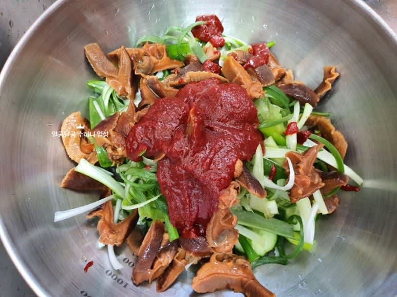 볼에 오이, 파채, 진미채, 고추, 골뱅이를 넣고 양념장과 골뱅이국물 3큰술을 넣고 잘 무쳐준 후 참기름 3큰술과 통깨 1 큰술을 넣고 마무리합니다.