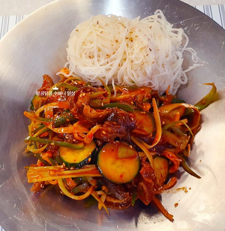 접시에 골뱅이와 소면을 올리고 맛있게 즐겨요.