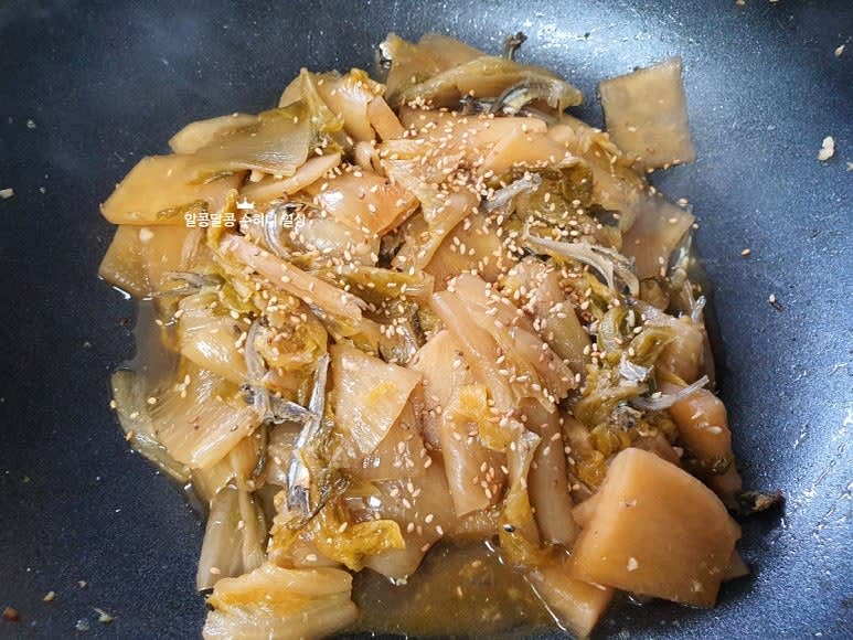 마지막으로 통깨를 뿌려 마무리합니다.