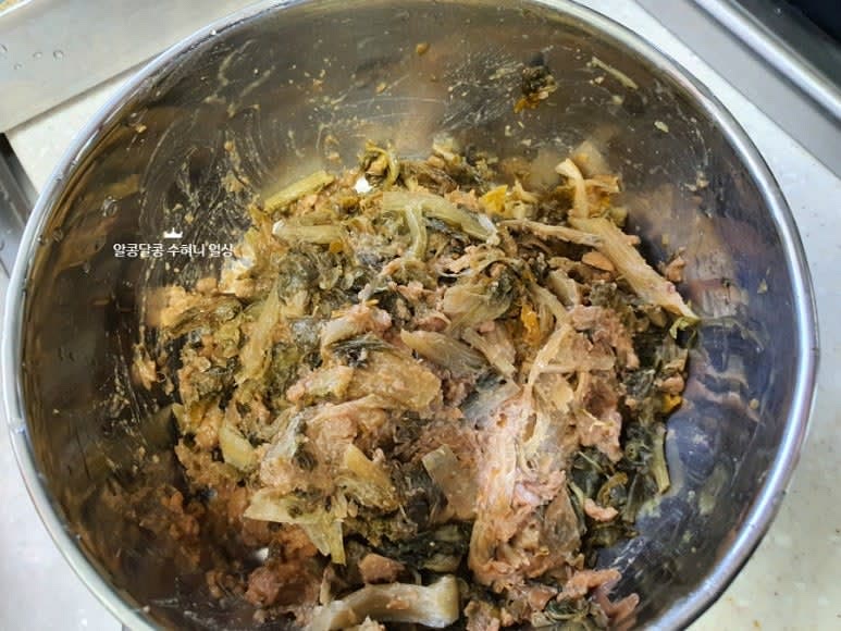 삶은 무청 시래기는 씻어서 큰 줄기만 껍질을 벗겨준 후 먹기 좋은 사이즈로 잘라 된장 1.5큰술을 넣어 조물조물 무쳐줍니다.