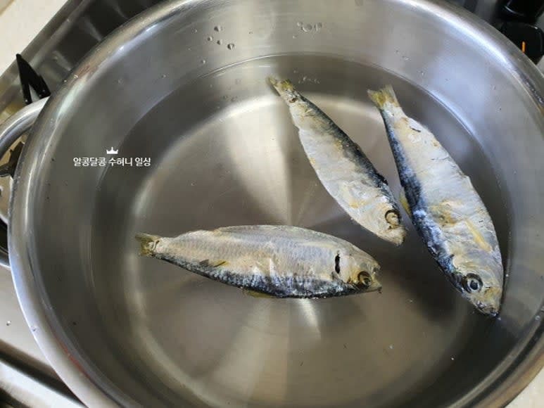 냄비에 물(쌀뜨물) 1.5리터를 붓고 디포리 3마리와 다시멸치 7~8마리를 넣고 끓입니다.