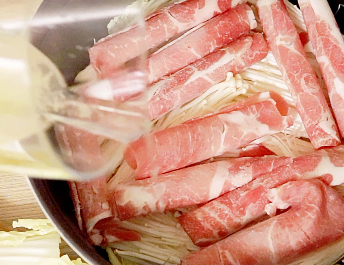 팽이버섯은 먹기좋은 크기로 찢고 배추는 먹기 좋은 썰어서 준비해요.