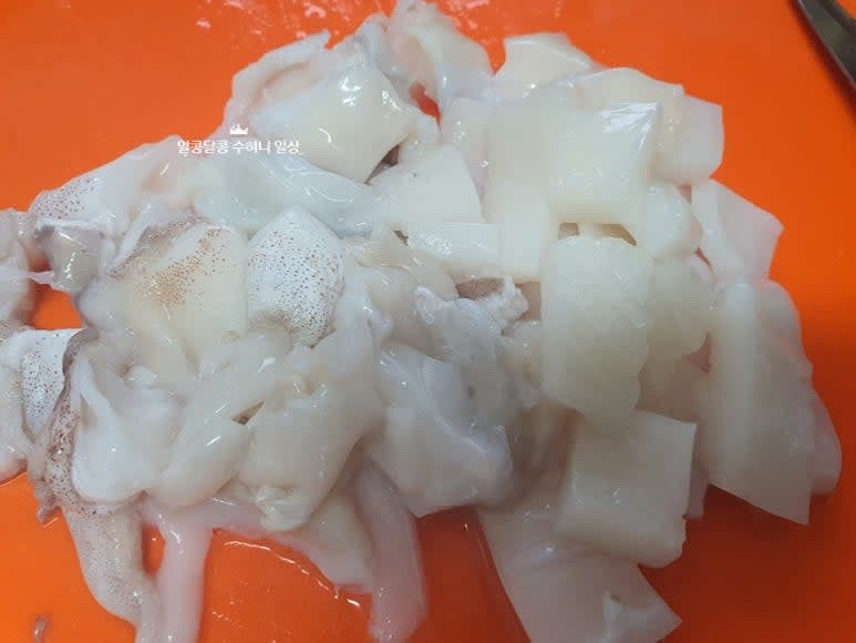 갑오징어는 몸통의 껍질을 벗겨낸 후 사선으로 칼집을 내어서 썰어줍니다.