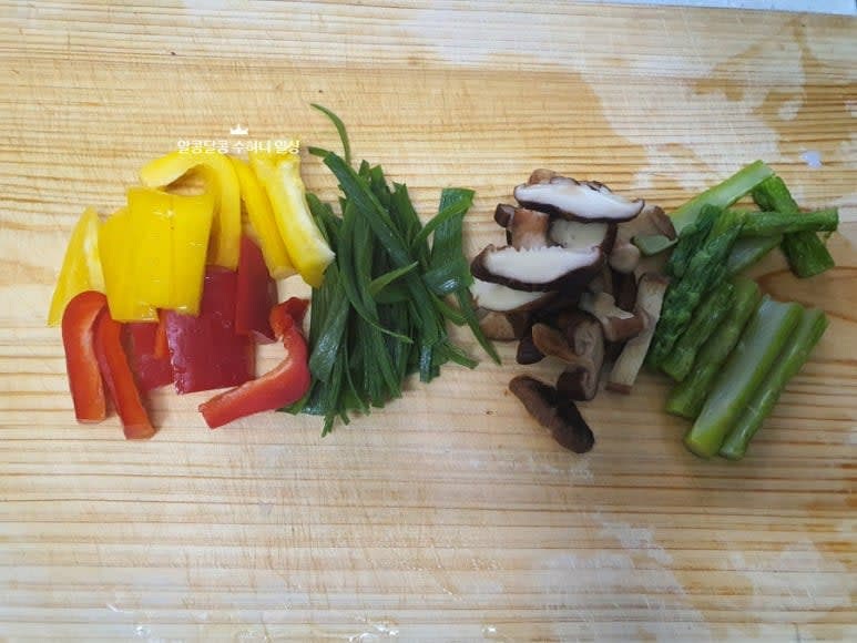 채소들은 먹기 좋은 사이즈로 썰어줍니다.
