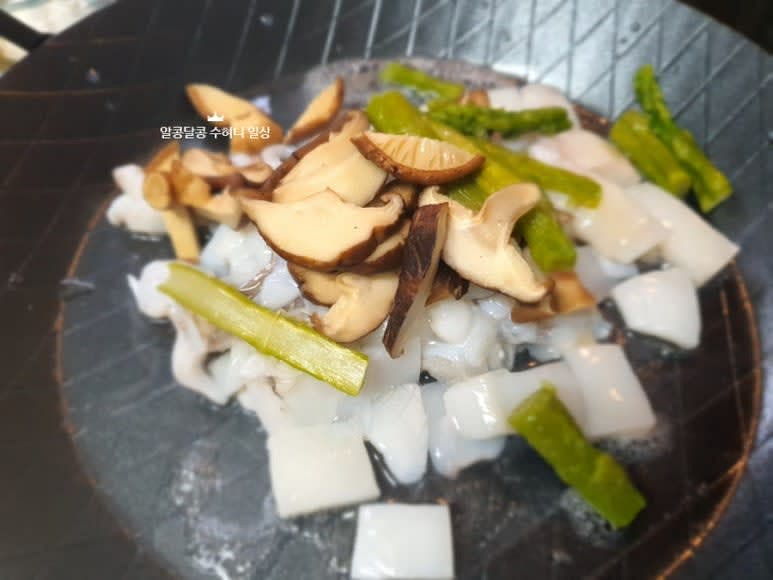 팬에 기름을 두른 후 갑오징어와 아스파라거스, 버섯, 다진마늘을 먼저 넣고 볶다가 굴소스를 넣어 센불에서 휘리릭 볶아냅니다. 갑오징어의 하얀색이 올라오면 파프리카, 대파 등을 넣고 한번 더 휘리릭 볶아줍니다.