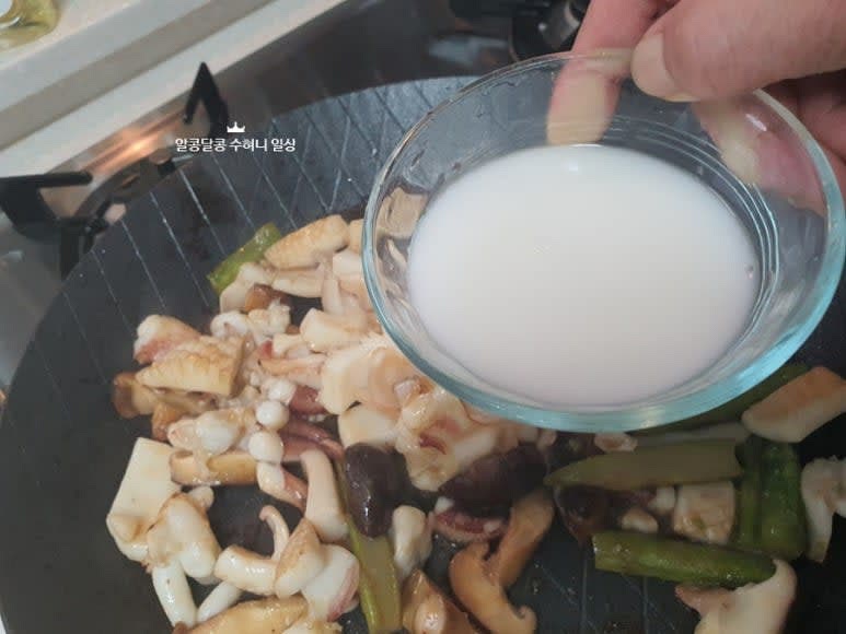 전분물을 부어준 후 불을 줄여준 후, 끓기 시작하면 설탕, 매실액을 넣고 소금, 후추로 간을 해주고 참기름, 통깨 넣어 마무리!!