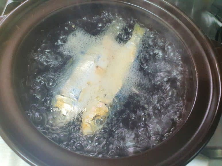 물 800ml에 디포리 2마리를 넣고 육수를 먼저 내어줍니다. 이때 새우젓 0.5큰술도 넣습니다.