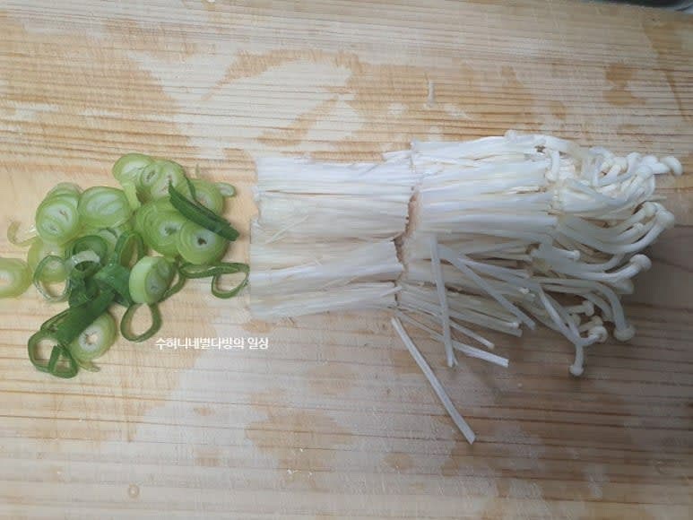 계란을 풀어두고, 대파는 송송, 팽이버섯은 3등분으로 썰어주고, 크래미는 길게 찢어줍니다.