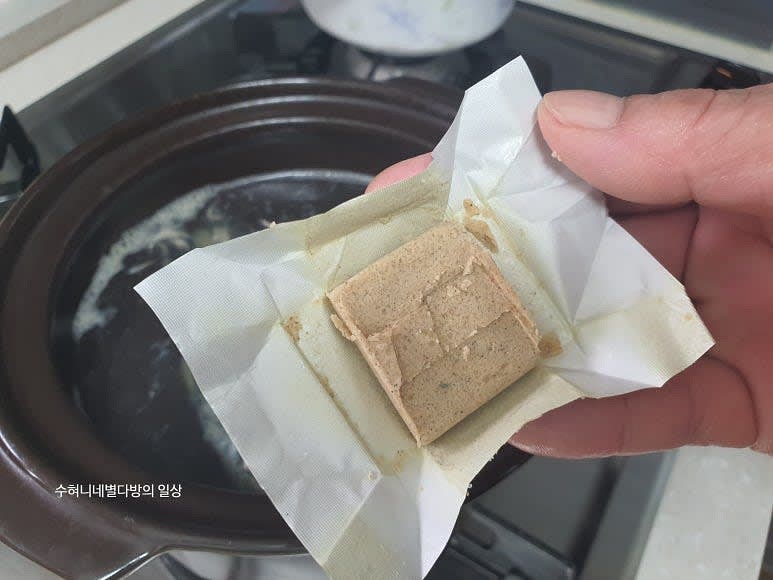 육수에 치킨스톡 1개를 넣고 계란물을 넣어준 후, 젓가락으로 십자 모양으로 저어 계란을 풀어줍니다.