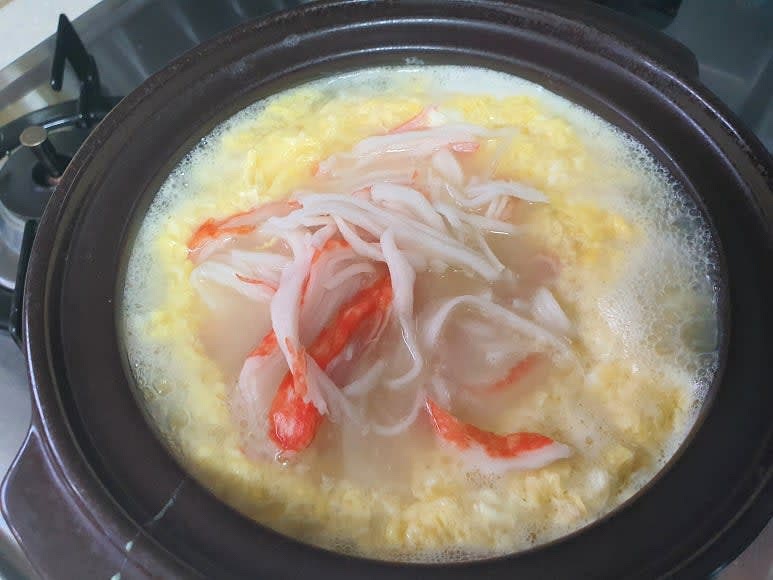 한소끔 끓어오르면 다진마늘과 크래미를 넣고 설탕 약간과 액젓으로 마무리 간을 합니다.