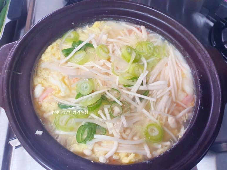 파와 팽이버섯을 넣고 마무리 합니다.