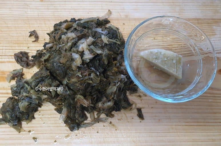 불린 시래기는 깨끗이 씻어 물기를 짜고 먹기 좋은 크기로 잘라줍니다.