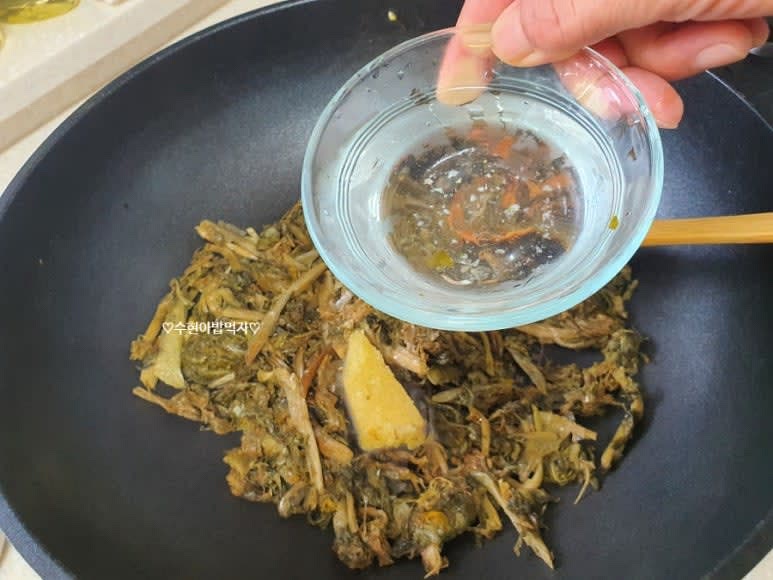 다진 마늘을 넣고 물 1컵을 부어서 중약불에서 자박자박 끓듯이 5분 정도 볶아줍니다.