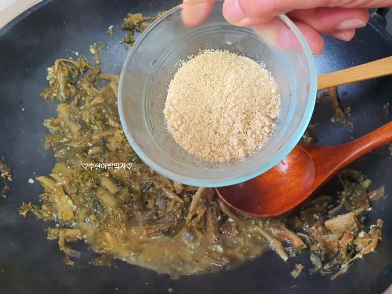 약불로 줄인 후 들깨가루를 넣고 잘 섞은 후 1분 정도 볶아주고 통깨 뿌려 마무리 합니다.