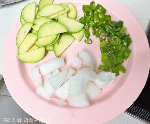 된장찌개에 들어갈 재료들을 적당한 크기로 자르고 준비해주세요