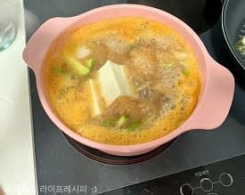 코인육수와 된장, 다진마늘 넣고 물 넣어 간을 맞춰주다가, 바지락도 넣고 애호박과 두부 양파 청양고추 반 대파도 넣어서 팔팔 끓여주세요