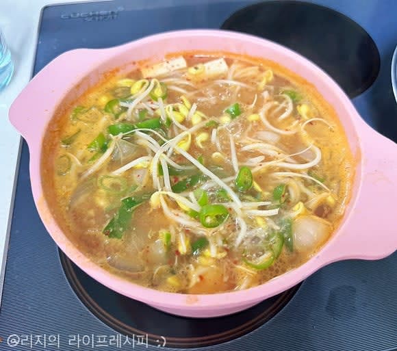 된장찌개가 끓어오르면 콩나물도 넣어 1분정도 끓여주고, 마무리로 대파와 청양고추도 올려준 뒤 고춧가루 넣어주세요