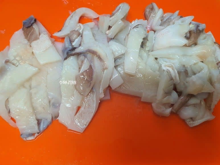 갑오징어는 손질해서 몸통 안쪽에 사선으로 칼집을 넣는다. 칼집을 넣은 갑오징어를 먹기 좋은 크기로 썰어 줍니다.