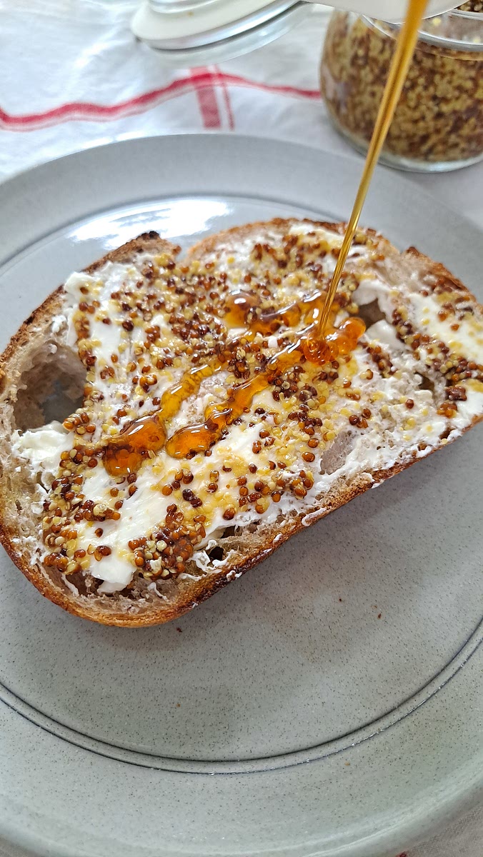 깜빠뉴에 크림치즈, 홀그레인머스터드,꿀 발라주고 스크램블,아보카도 스프레드 올려 완성해줍니다.