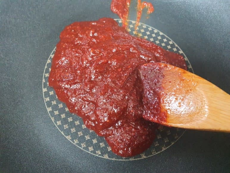 분량의 양념장을 만들어서 기름 두른 팬에 중약불로 먼저 볶아준다.