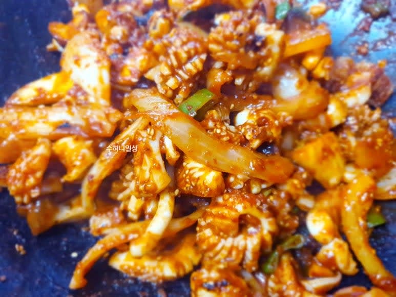 볶아둔 양념장에 갑오징어와 다진마늘, 양파를 넣고 센불에서 갑오징어가 하얀색으로 변할 때까지 빠르게 볶아준다.