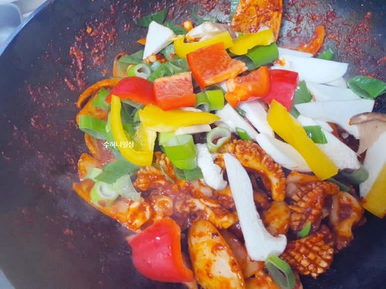 파프리카, 버섯, 대파를 넣고 잘 섞어준 후 불을 끄고 통깨를 뿌려 마무리한다.