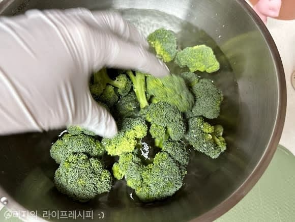 브로콜리를 식초 넣은 물에 15분정도 담궈주었다가 브로콜리 세척해주세요. 그 후에 흐르는 물에 깨끗하게 헹궈주세요