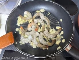 마늘은 편으로 썰어주고 새우는 맛술과 후추를 뿌려 잠시 재워놨다가, 예열한 팬에 올리브오일을 둘러주고 마늘을 넣어 볶다가 새우도 넣어 볶아주세요