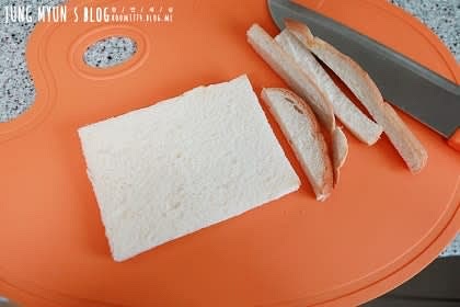 먼저 식빵 테두리를 잘라준다. 테두리는 러스크 해서 먹어도 되고 그냥 먹어도 되고