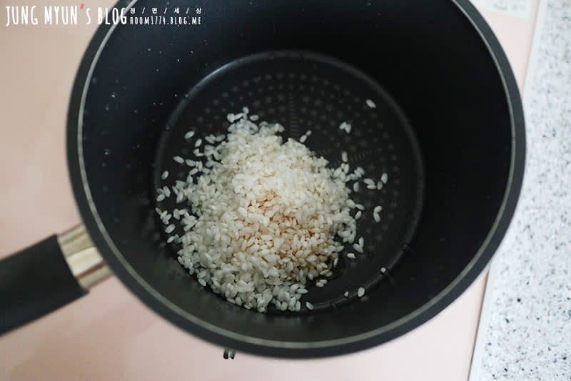 불려놓은 쌀은 물없이 쌀만 참기름을 넣고 볶아준다.
불투명해질정도까지 달달 볶아준다.