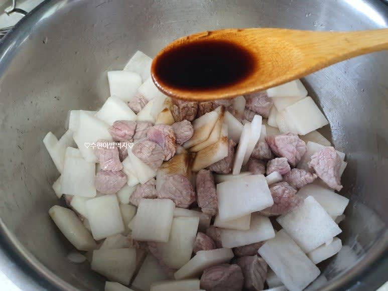 냄비에 참기름을 두르고 소고기와 무를 넣어 고기가 핏기가 없어질 때까지 볶아주다, 국간장 2큰술을 넣어준 후 1분정도 더 볶아줍니다.