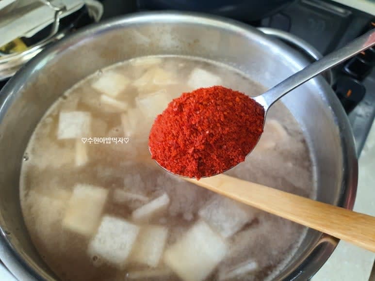 쌀뜨물 1.3리터 정도를 부어주고, 다진마늘과 고춧가루 1큰술을 넣고 끓여줍니다.