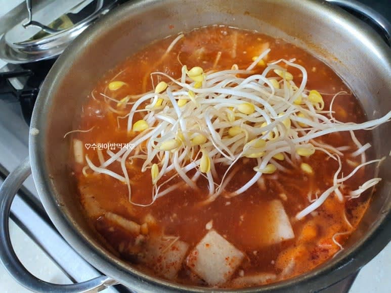 끓으면 불을 약불로 줄여 은근한 불에서 10분 정도 더 끓여준 후, 액젓 2큰술을 넣고 떠오르는 거품을 걷어줍니다. 콩나물을 넣어 뚜껑을 열고 2분 정도 더 끓여줍니다.