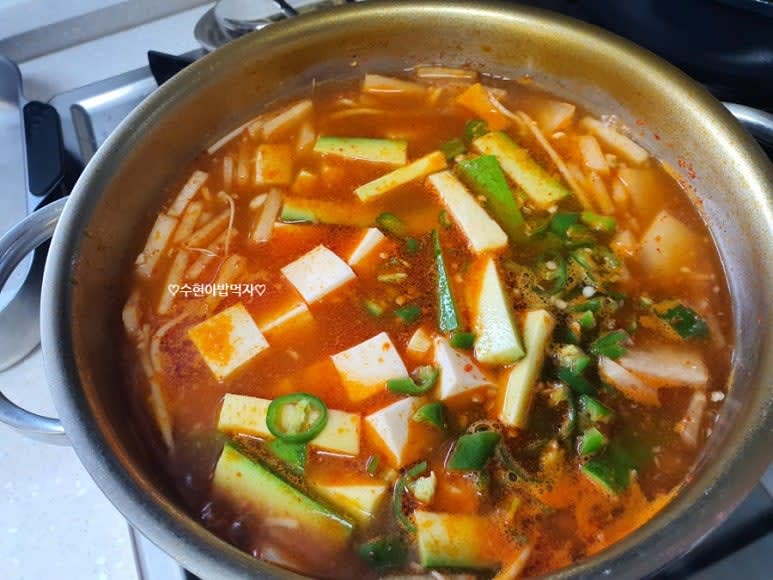 추가 간은 소금으로 해 주고 호박, 다진고추, 대파, 두부를 넣어 한소끔 끓인 후 완성.