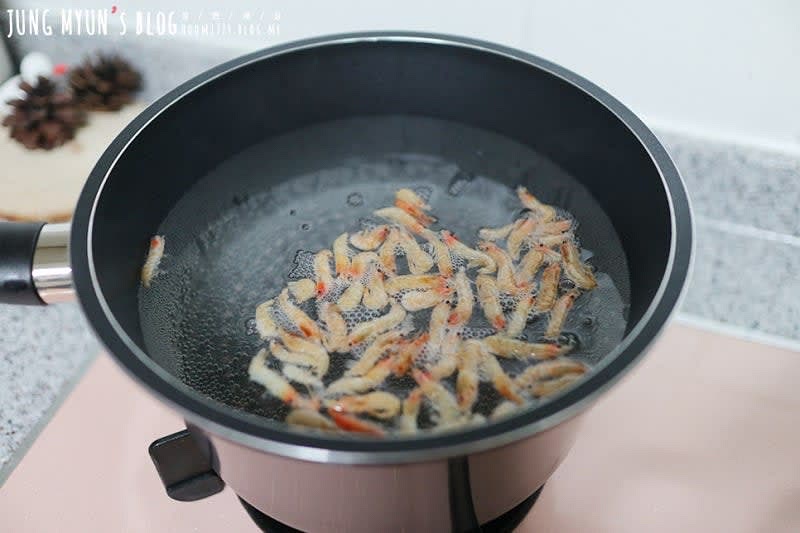 육수를 만들어주는데 마른 새우 조금 넣고 새우 육수를 내줬다. 맹물 이용도 가능..ㅋ
