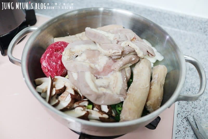 야채를 밑에 깔고 곱창1팩, 대팡1팩을 넣어줬다.