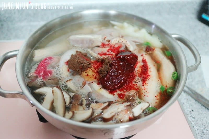 고추장2T, 된장1T, 고추가루1T, 다진마늘 1T, 간장1T, 맛술 1T 넣고 육수를 자작하게 넣고 끓여준다.