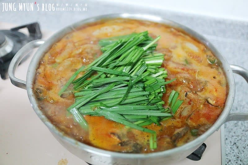 전골이 끓고 있을 때 들깨가루 2T, 부추를 넣고 또 끓여준다.