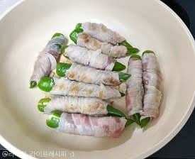 예열된 팬에 삼겹살고추말이를 잘 올려준 뒤, 고기가 노릇해질때까지 돌려가며 구워주세요