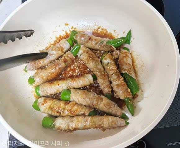 삼겹살이 노릇하게 익으면, 간장소스를 부어 중약불에서 타지 않도록 돌려가며 졸여주세요
