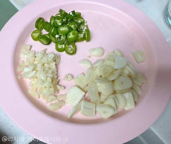 마늘 10개는 편마늘로 썰고 나머지는 굵게 다져 준비해주세요.