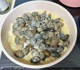 올리브오일 약간 넣어 마늘을 볶아주다가, 버터도 2큰스푼 넣고 녹여서 바지락도 넣어 볶아주세요