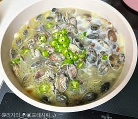 화이트와인을 넣고 청양고추도 넣어 2분정도 끓여주세요