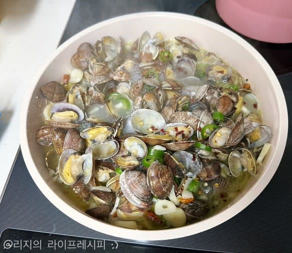 뚜껑을 닫아 3분정도 더 끓이다가 바지락들이 입을 벌렸으면, 후추 뿌려주면 완성이에요