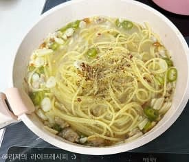 바지락 껍데기를 발라네서 바지락살만 넣어준 뒤, 파스타면 2인분을 7분정도 끓여주세요. 익힌 파스타면을 바지락술찜에 넣어 후추를 뿌려준 뒤에 에멀젼 해주면서 끓여주세요