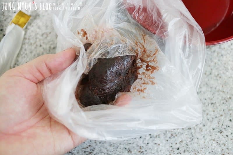 연양갱 3개를 봉지에 넣고 조물조물해서 잘 으깨 준비한다.