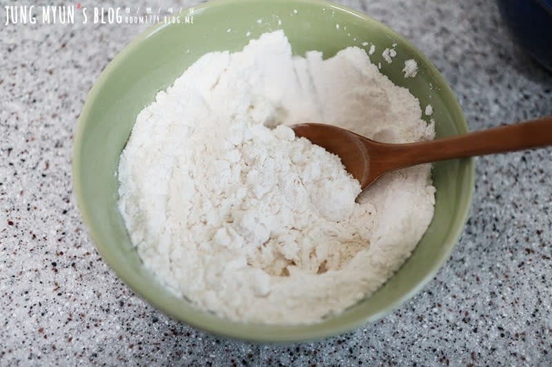 찹쌀가루 1컵에 우유 반의 반컵 정도 넣고 소금 조금 넣어 살살 저어준 뒤 뜨거운 물 1컵을 준비한 뒤 다 붓지 않고 조금씩 부으면서 질척할 정도로 반죽을 해준다.
건식이라서 수분감이 전혀 없기에 물을 촉촉하게 넣어주는 게 좋다.