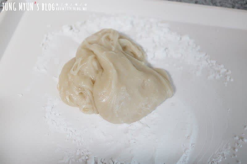 반죽이 잘 되었다면 전분을 뿌리고 찹쌀 반죽을 넣어 묻혀준다.