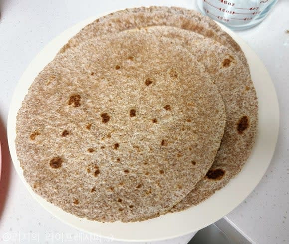 또띠아는 약불로 해서 살짝씩 구운 뒤, 버섯이나 양파도 살짝 볶아주세요